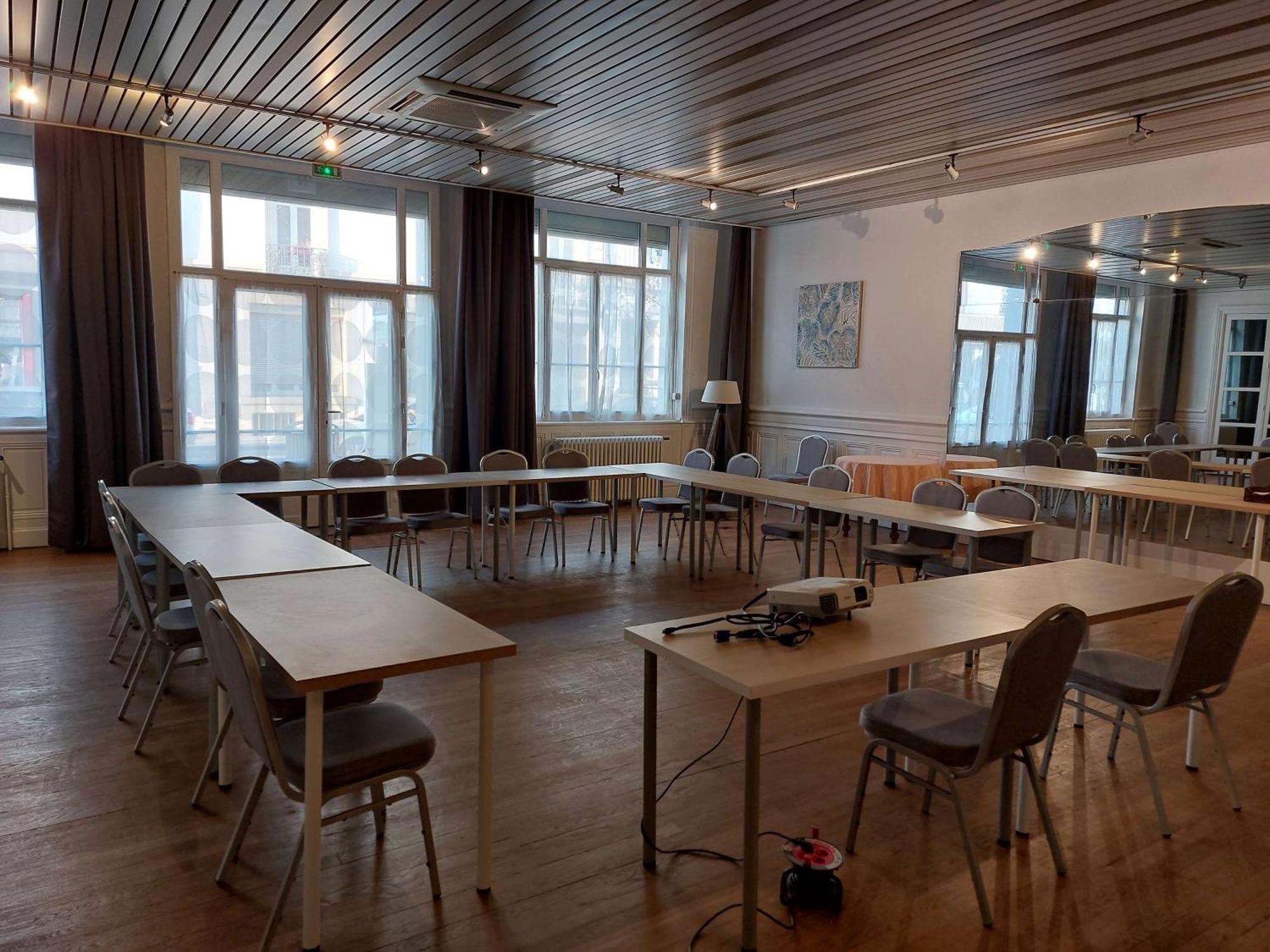 Brit Hotel Roanne - Le Grand Hotel Esterno foto