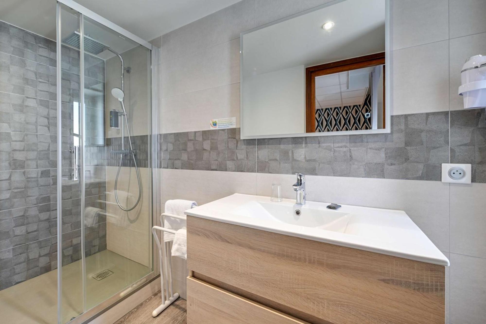 Brit Hotel Roanne - Le Grand Hotel Esterno foto