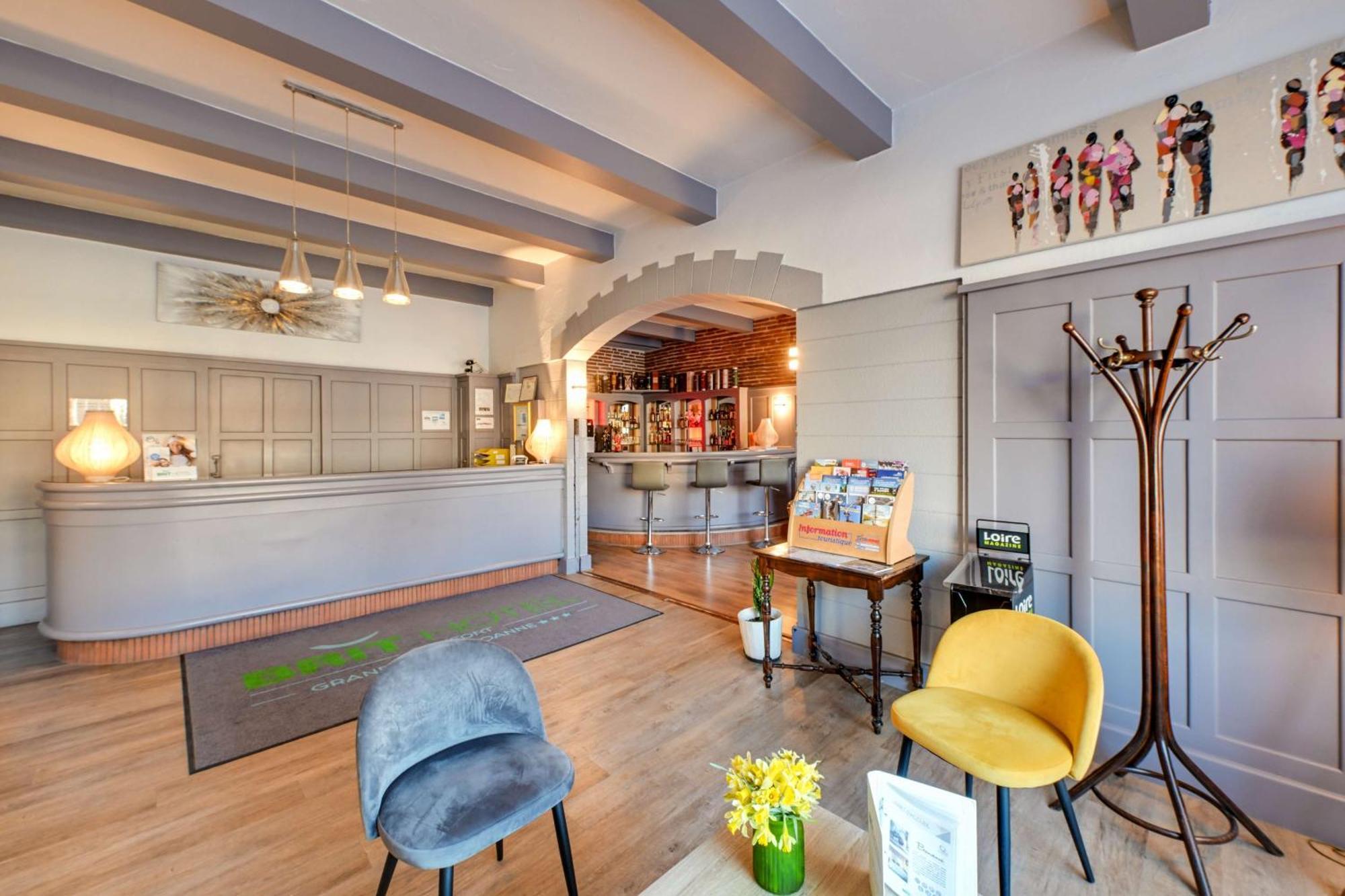 Brit Hotel Roanne - Le Grand Hotel Esterno foto